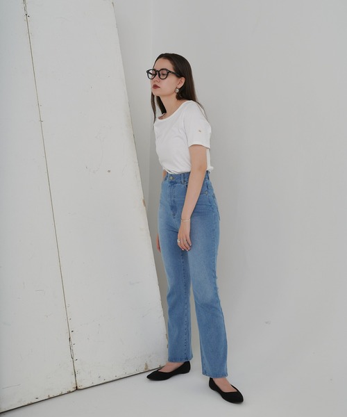 TINA：JOJUN（ティーナジョジュン）の「ブーツカットデニムパンツ（デニムパンツ・レディース・ライトブルー・S）」の2枚目の写真