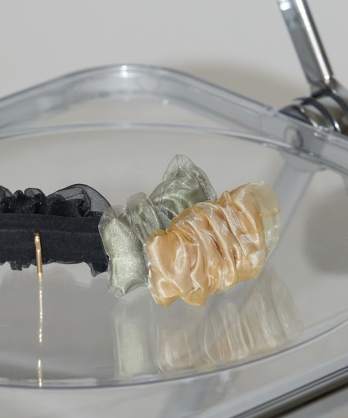 Aunt Marie's（アントマリーズ）の「オーガンジーギャザーヘアカフ（バレッタ/ヘアクリップ・レディース・アイボリー/ブラック/カーキ・FREE）」の2枚目の写真