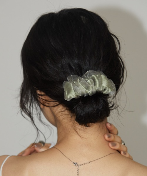 Aunt Marie's（アントマリーズ）の「オーガンジーギャザーヘアカフ（バレッタ/ヘアクリップ・レディース・アイボリー/ブラック/カーキ・FREE）」の3枚目の写真