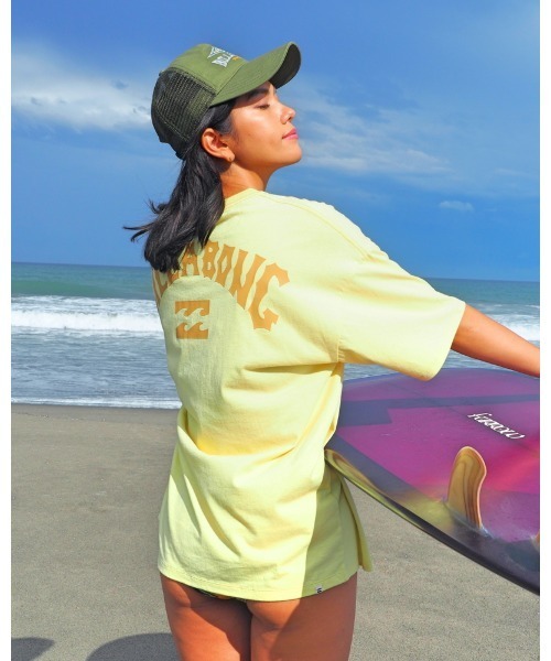 BILLABONG(ビラボン)の「BILLABONG レディース ARCH LOGO LOOSE TEE Tシャツ 【2024年春夏モデル】/ビラボンワンポイントロゴ半袖バックプリントTシャツ(Tシャツ/カットソー・レディース・イエロー系その他/ブラック/ホワイト/ブルー系その他・MEDIUM)」の4枚目の写真