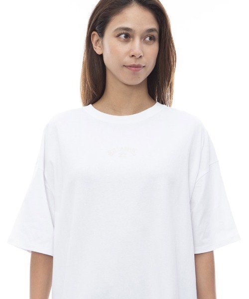 BILLABONG(ビラボン)の「BILLABONG レディース ARCH LOGO LOOSE TEE Tシャツ 【2024年春夏モデル】/ビラボンワンポイントロゴ半袖バックプリントTシャツ(Tシャツ/カットソー・レディース・イエロー系その他/ブラック/ホワイト/ブルー系その他・MEDIUM)」の1枚目の写真