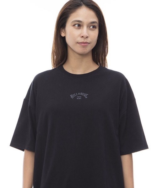 BILLABONG(ビラボン)の「BILLABONG レディース ARCH LOGO LOOSE TEE Tシャツ 【2024年春夏モデル】/ビラボンワンポイントロゴ半袖バックプリントTシャツ(Tシャツ/カットソー・レディース・イエロー系その他/ブラック/ホワイト/ブルー系その他・MEDIUM)」の2枚目の写真
