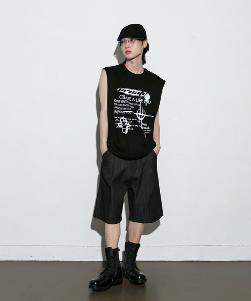 FOLLOWIN（フォロウィン）の「[UNISEX]ストリートデニムピンタックバミューダワイドパンツ（デニムパンツ・レディース・ブラック/ブルー・MEDIUM/LARGE）」の3枚目の写真