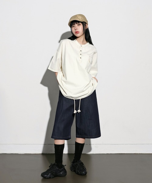 FOLLOWIN（フォロウィン）の「[UNISEX]ストリートデニムピンタックバミューダワイドパンツ（デニムパンツ・レディース・ブラック/ブルー・MEDIUM/LARGE）」の11枚目の写真