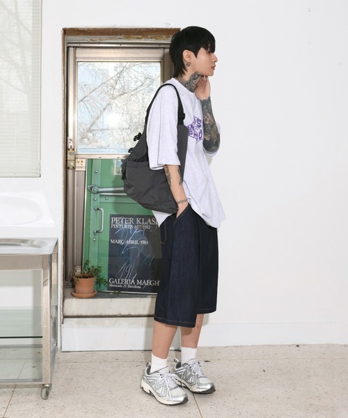 FOLLOWIN（フォロウィン）の「[UNISEX]ストリートデニムピンタックバミューダワイドパンツ（デニムパンツ・レディース・ブラック/ブルー・MEDIUM/LARGE）」の21枚目の写真