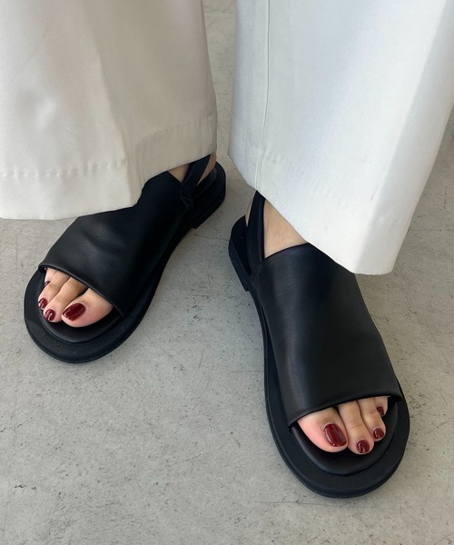 CAPRICIEUX LE'MAGE（カプリシューレマージュ）の「ワイドベルトサンダル（サンダル・レディース・ブラック/アイボリー・36/38/37）」の4枚目の写真