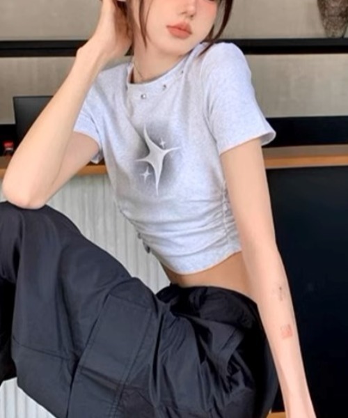 .KOM(ドットコム)の「A'GEM/9 × .kom 『.KOM/ドットケーオーエム』 ギャザークロップ半袖カットソー(Tシャツ/カットソー・レディース・ブラック/グレー・M)」の21枚目の写真