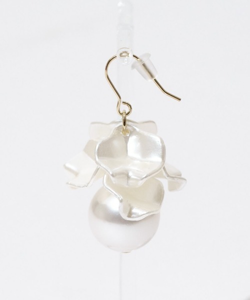 flower（フラワー）の「ホワイトブーケピアス（ピアス（片耳用）・レディース・ホワイト・FREE）」の2枚目の写真