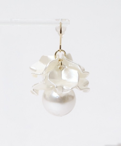 flower（フラワー）の「ホワイトブーケピアス（ピアス（片耳用）・レディース・ホワイト・FREE）」の5枚目の写真