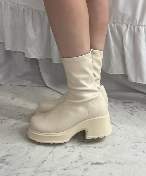 apres jour（アプレジュール）の「厚底ショートブーツ【ZOZOTOWN限定アイテム】（ブーツ・レディース・ブラック/アイボリー・LARGE/MEDIUM/X-LARGE/SMALL）」の4枚目の写真
