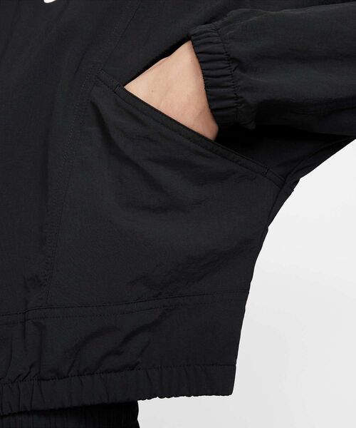 NIKE（ナイキ）の「ナイキ スポーツウェア エブリシング ウーブン ウィメンズ オーバーサイズド レペル UV プロテクション ジャケット / Nike Sportswear Everything Wovens Women's Oversized Repel UV Protection Jacket HJ1000-010 Black（ナイロンジャケット・レディース・ブラック・XS/XL/S/M/L/2XL）」の13枚目の写真