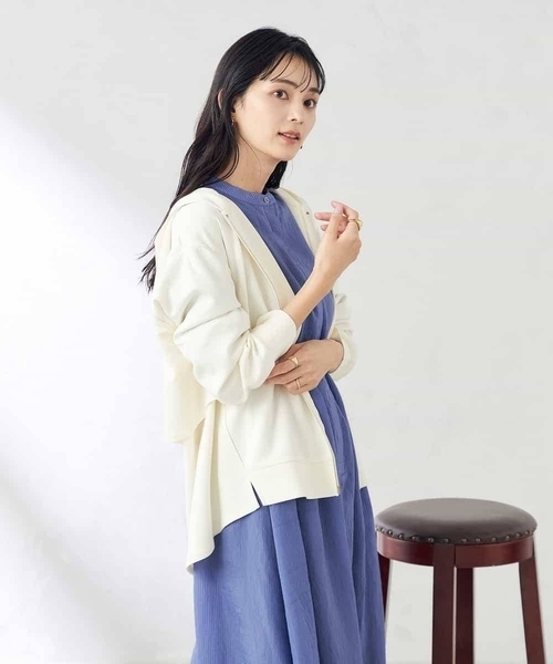 a.v.v(アーヴェヴェ)の「バックフレアダンボールパーカー(パーカー・レディース・チャコールグレー/アイボリー・40/38/42/36/34)」の2枚目の写真