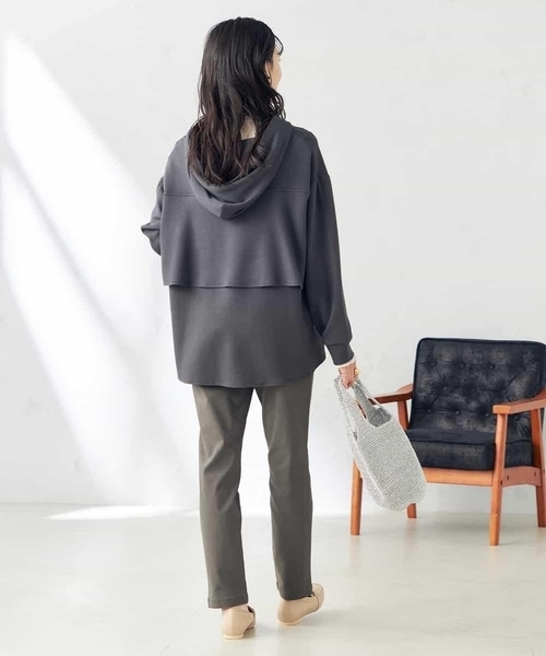 a.v.v(アーヴェヴェ)の「バックフレアダンボールパーカー(パーカー・レディース・チャコールグレー/アイボリー・40/38/42/36/34)」の10枚目の写真