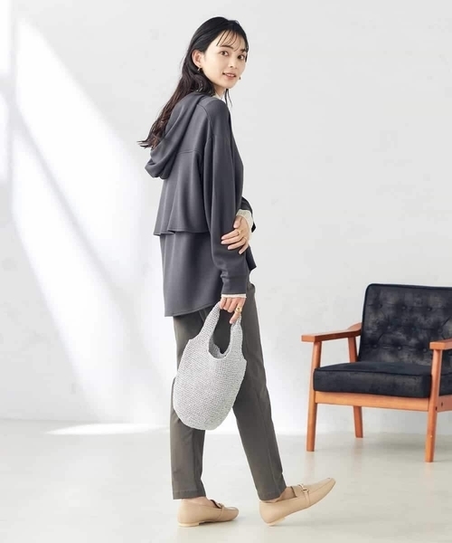 a.v.v(アーヴェヴェ)の「バックフレアダンボールパーカー(パーカー・レディース・チャコールグレー/アイボリー・40/38/42/36/34)」の11枚目の写真