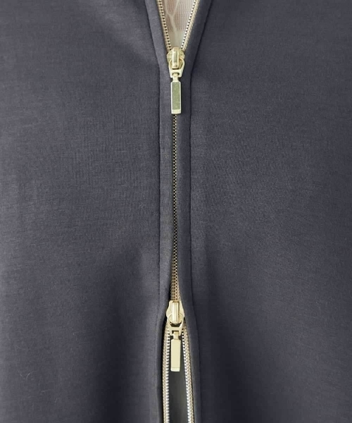 a.v.v(アーヴェヴェ)の「バックフレアダンボールパーカー(パーカー・レディース・チャコールグレー/アイボリー・40/38/42/36/34)」の17枚目の写真