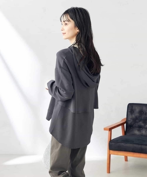 a.v.v(アーヴェヴェ)の「バックフレアダンボールパーカー(パーカー・レディース・チャコールグレー/アイボリー・40/38/42/36/34)」の5枚目の写真