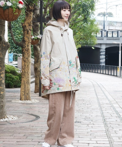 go slow caravan（ゴースローキャラバン）の「go slow caravan コットンナイロンパネル刺繍モッズコート【WEB限定】【ユニセックス】（モッズコート・メンズ・アイボリー/カーキ/ネイビー・SMALL/MEDIUM）」の8枚目の写真