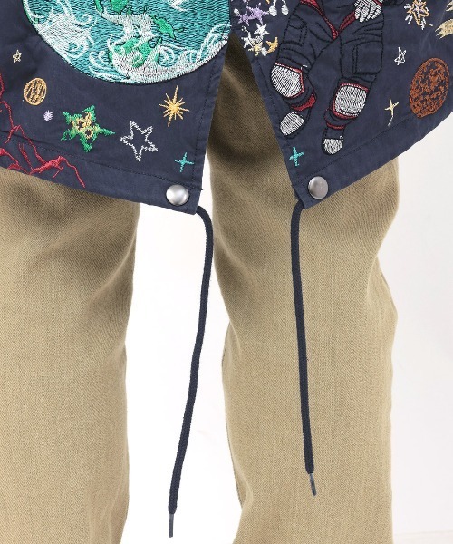 go slow caravan（ゴースローキャラバン）の「go slow caravan コットンナイロンパネル刺繍モッズコート【WEB限定】【ユニセックス】（モッズコート・メンズ・アイボリー/カーキ/ネイビー・SMALL/MEDIUM）」の19枚目の写真