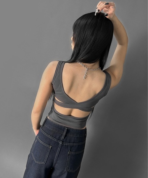 LVEU.（ラブユ.）の「【LVEU.】バッククロスタンクトップ / トップス タンクトップ カップ付き バッククロス クロス クロップド ショート インナー レイヤード ブラック ホワイト グレー（タンクトップ・レディース・ブラック/ホワイト/グレー・FREE）」の3枚目の写真