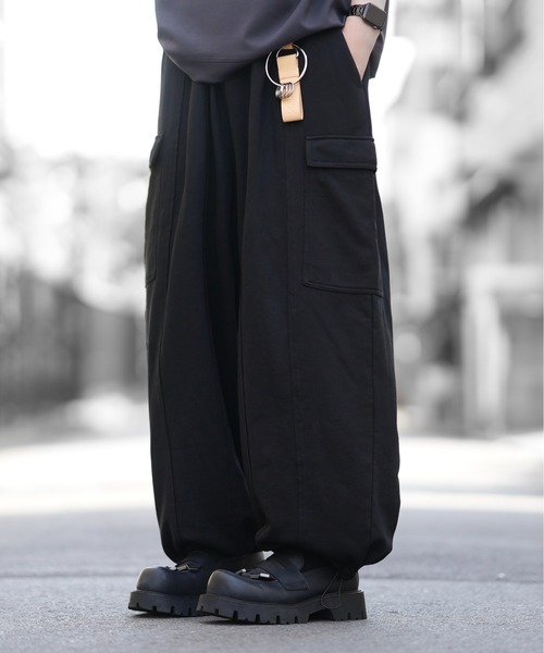 DOOPZ（ドープス）の「BAGGY SWEAT CARGO PANTS - バギースウェットカーゴパンツ（カーゴパンツ・メンズ・ダークブラウン/ブラック・SMALL/MEDIUM/LARGE）」の17枚目の写真