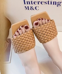 スタイリッシュ編み込みサンダル