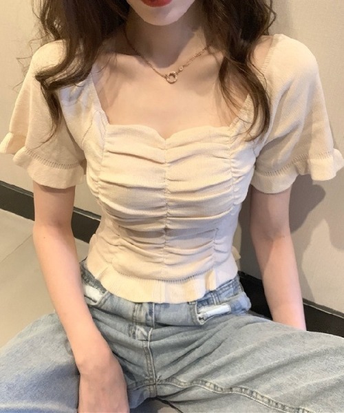 aremoi(アレモイ)の「【aremoi / アレモイ】スクエアネックギャザーニットトップス(Tシャツ/カットソー・レディース・グリーン/ライトベージュ/ブラック・FREE)」の1枚目の写真