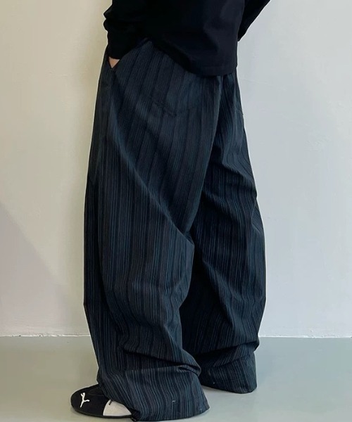 CELENA BEATS（セレナビーツ）の「※Y2K ルーズ ストライプ ドレープライン ワイドパンツ（スラックス・メンズ・ブラック・S/M/L）」の9枚目の写真