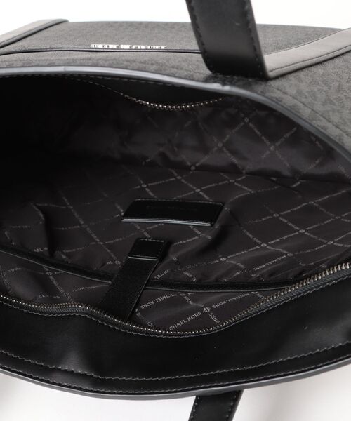 MICHAEL KORS(マイケルコース)の「COOPER ポケット トート - MKシグネチャー(トートバッグ・メンズ・ブラック・FREE)」の4枚目の写真