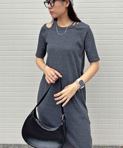 ISOOK（アイスー）の「【ISOOK / アイスー】アシンメトリーカットリブワンピ / カットアウト リブワンピ 肩あき 肩だし 半袖 5分袖 タイト Iライン ロング丈 マキシ丈 ワンピース ブラック チャコール グレー 低身長 黒 ZOZOTOWN限定（ワンピース・レディース・ブラック/チャコール・FREE）」の20枚目の写真