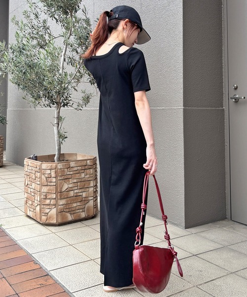 ISOOK（アイスー）の「【ISOOK / アイスー】アシンメトリーカットリブワンピ / カットアウト リブワンピ 肩あき 肩だし 半袖 5分袖 タイト Iライン ロング丈 マキシ丈 ワンピース ブラック チャコール グレー 低身長 黒 ZOZOTOWN限定（ワンピース・レディース・ブラック/チャコール・FREE）」の8枚目の写真