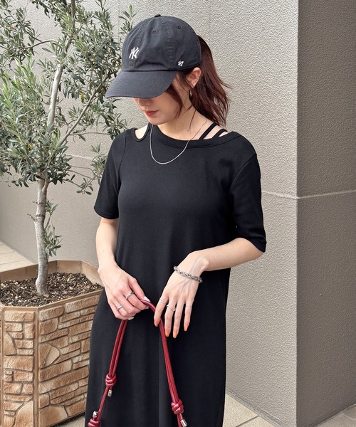 ISOOK（アイスー）の「【ISOOK / アイスー】アシンメトリーカットリブワンピ / カットアウト リブワンピ 肩あき 肩だし 半袖 5分袖 タイト Iライン ロング丈 マキシ丈 ワンピース ブラック チャコール グレー 低身長 黒 ZOZOTOWN限定（ワンピース・レディース・ブラック/チャコール・FREE）」の17枚目の写真