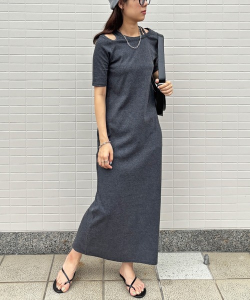 ISOOK（アイスー）の「【ISOOK / アイスー】アシンメトリーカットリブワンピ / カットアウト リブワンピ 肩あき 肩だし 半袖 5分袖 タイト Iライン ロング丈 マキシ丈 ワンピース ブラック チャコール グレー 低身長 黒 ZOZOTOWN限定（ワンピース・レディース・ブラック/チャコール・FREE）」の11枚目の写真