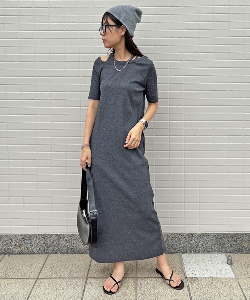 ISOOK（アイスー）の「【ISOOK / アイスー】アシンメトリーカットリブワンピ / カットアウト リブワンピ 肩あき 肩だし 半袖 5分袖 タイト Iライン ロング丈 マキシ丈 ワンピース ブラック チャコール グレー 低身長 黒 ZOZOTOWN限定（ワンピース・レディース・ブラック/チャコール・FREE）」の14枚目の写真