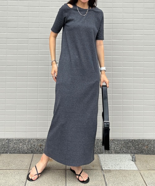 ISOOK（アイスー）の「【ISOOK / アイスー】アシンメトリーカットリブワンピ / カットアウト リブワンピ 肩あき 肩だし 半袖 5分袖 タイト Iライン ロング丈 マキシ丈 ワンピース ブラック チャコール グレー 低身長 黒 ZOZOTOWN限定（ワンピース・レディース・ブラック/チャコール・FREE）」の4枚目の写真