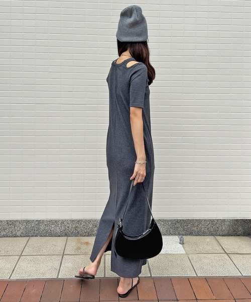 ISOOK（アイスー）の「【ISOOK / アイスー】アシンメトリーカットリブワンピ / カットアウト リブワンピ 肩あき 肩だし 半袖 5分袖 タイト Iライン ロング丈 マキシ丈 ワンピース ブラック チャコール グレー 低身長 黒 ZOZOTOWN限定（ワンピース・レディース・ブラック/チャコール・FREE）」の12枚目の写真