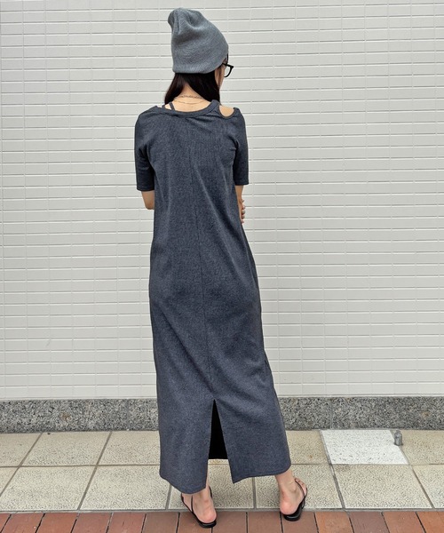 ISOOK（アイスー）の「【ISOOK / アイスー】アシンメトリーカットリブワンピ / カットアウト リブワンピ 肩あき 肩だし 半袖 5分袖 タイト Iライン ロング丈 マキシ丈 ワンピース ブラック チャコール グレー 低身長 黒 ZOZOTOWN限定（ワンピース・レディース・ブラック/チャコール・FREE）」の6枚目の写真