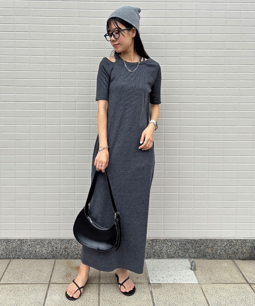 ISOOK（アイスー）の「【ISOOK / アイスー】アシンメトリーカットリブワンピ / カットアウト リブワンピ 肩あき 肩だし 半袖 5分袖 タイト Iライン ロング丈 マキシ丈 ワンピース ブラック チャコール グレー 低身長 黒 ZOZOTOWN限定（ワンピース・レディース・ブラック/チャコール・FREE）」の5枚目の写真