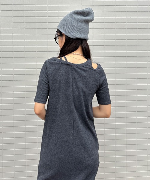 ISOOK（アイスー）の「【ISOOK / アイスー】アシンメトリーカットリブワンピ / カットアウト リブワンピ 肩あき 肩だし 半袖 5分袖 タイト Iライン ロング丈 マキシ丈 ワンピース ブラック チャコール グレー 低身長 黒 ZOZOTOWN限定（ワンピース・レディース・ブラック/チャコール・FREE）」の19枚目の写真