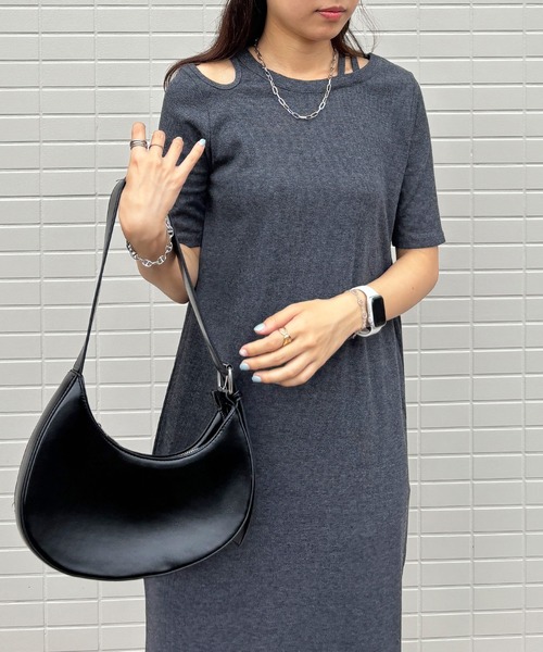 ISOOK（アイスー）の「【ISOOK / アイスー】アシンメトリーカットリブワンピ / カットアウト リブワンピ 肩あき 肩だし 半袖 5分袖 タイト Iライン ロング丈 マキシ丈 ワンピース ブラック チャコール グレー 低身長 黒 ZOZOTOWN限定（ワンピース・レディース・ブラック/チャコール・FREE）」の21枚目の写真