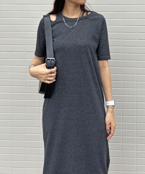 ISOOK（アイスー）の「【ISOOK / アイスー】アシンメトリーカットリブワンピ / カットアウト リブワンピ 肩あき 肩だし 半袖 5分袖 タイト Iライン ロング丈 マキシ丈 ワンピース ブラック チャコール グレー 低身長 黒 ZOZOTOWN限定（ワンピース・レディース・ブラック/チャコール・FREE）」の22枚目の写真