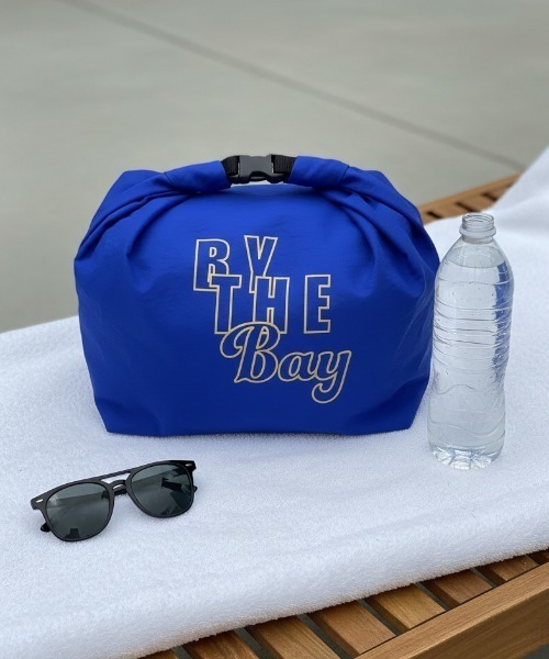 BY THE BAY(バイザベイ)の「【BY THE BAY/バイザベイ】オリジナルナイロンロールトップバッグ(ハンドバッグ・レディース・オレンジ/ピンク/ブルー/グレー/カーキ/ブラック・FREE)」の4枚目の写真
