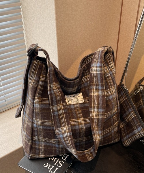 Mejoul(メジュール)の「グレンチェック柄 大容量キャンバスショルダーバッグ / 【ミニポーチ付き】(トートバッグ・レディース・ブルー/ブラウン/ベージュ・F)」の1枚目の写真