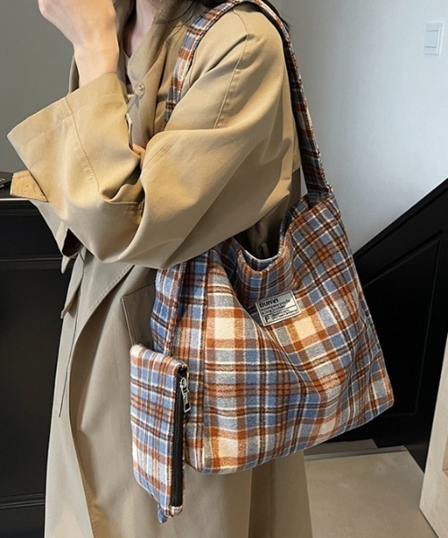 Mejoul(メジュール)の「グレンチェック柄 大容量キャンバスショルダーバッグ / 【ミニポーチ付き】(トートバッグ・レディース・ブルー/ブラウン/ベージュ・F)」の3枚目の写真