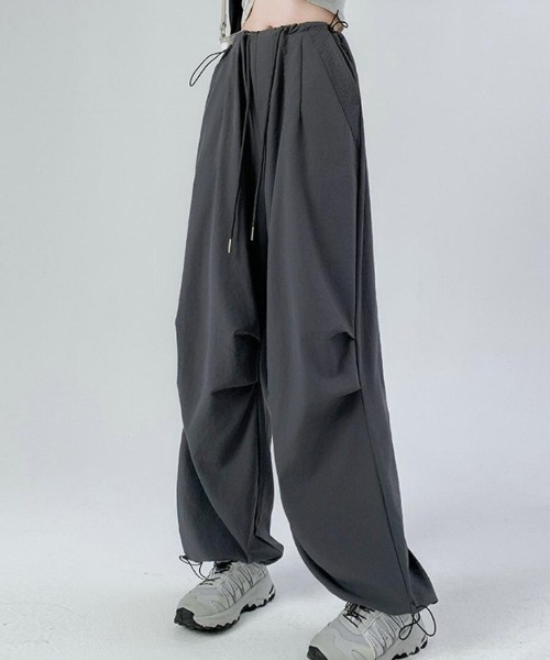 maison de LATIR（メゾンドラティール）の「大人のこなれ感を演出する夏服。パラシュートスウェットイージーパンツ（スウェットパンツ・レディース・ブラック/カーキ/グレー/ホワイト・FREE）」の3枚目の写真