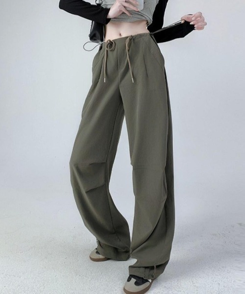 maison de LATIR（メゾンドラティール）の「大人のこなれ感を演出する夏服。パラシュートスウェットイージーパンツ（スウェットパンツ・レディース・ブラック/カーキ/グレー/ホワイト・FREE）」の10枚目の写真