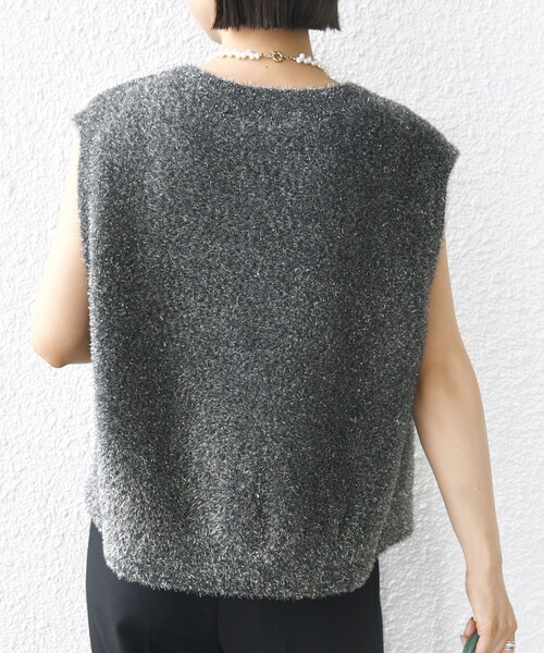 SHIPS(シップス)の「〈手洗い可能〉ラメ ニット ベスト(ベスト・レディース・ベージュ/ダークグレー・ONE SIZE)」の8枚目の写真