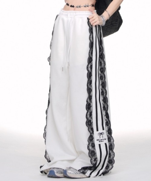 lilful（リルフル）の「サイドレースダブルライン ワッペン付 ワイドスウェットジャージパンツ（スウェットパンツ・レディース・ホワイト/ブラック・S/M）」の2枚目の写真