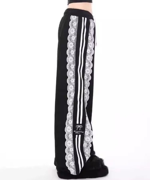 lilful（リルフル）の「サイドレースダブルライン ワッペン付 ワイドスウェットジャージパンツ（スウェットパンツ・レディース・ホワイト/ブラック・S/M）」の5枚目の写真