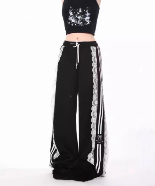 lilful（リルフル）の「サイドレースダブルライン ワッペン付 ワイドスウェットジャージパンツ（スウェットパンツ・レディース・ホワイト/ブラック・S/M）」の4枚目の写真