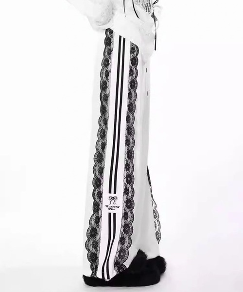 lilful（リルフル）の「サイドレースダブルライン ワッペン付 ワイドスウェットジャージパンツ（スウェットパンツ・レディース・ホワイト/ブラック・S/M）」の3枚目の写真